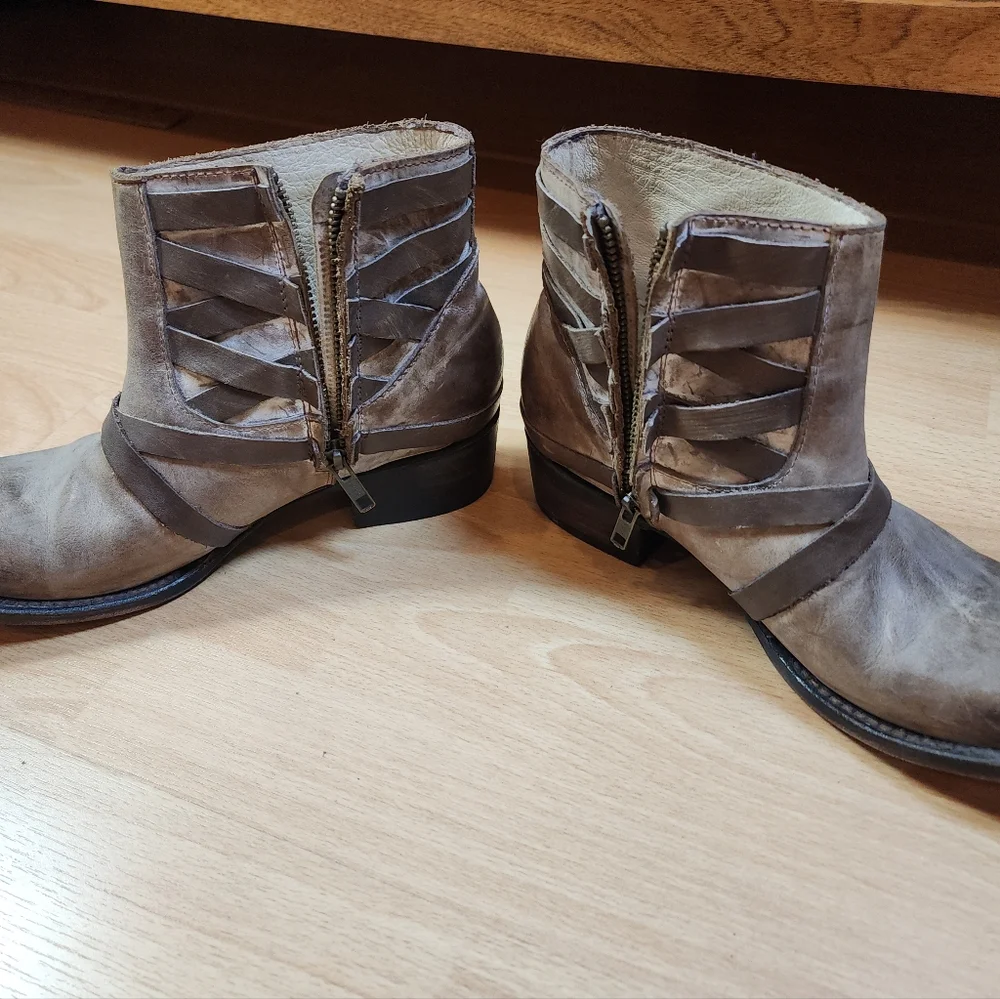 Freebird Sammi Leather Buckle Distressed Western Booties Ankle Beige Boot Size 9